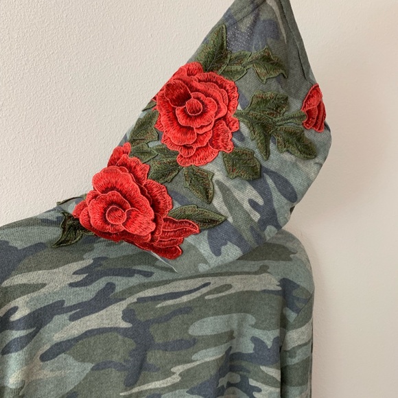 Better Be Camo cropped Hoodie with roses - Picture 5 of 7